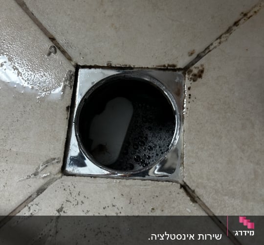ניקוז מים בכיור עם לכלוך וסבון